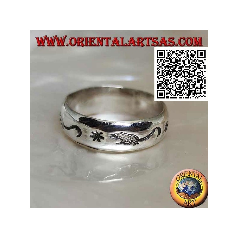 Silver ring with engraved rats alternating with stars