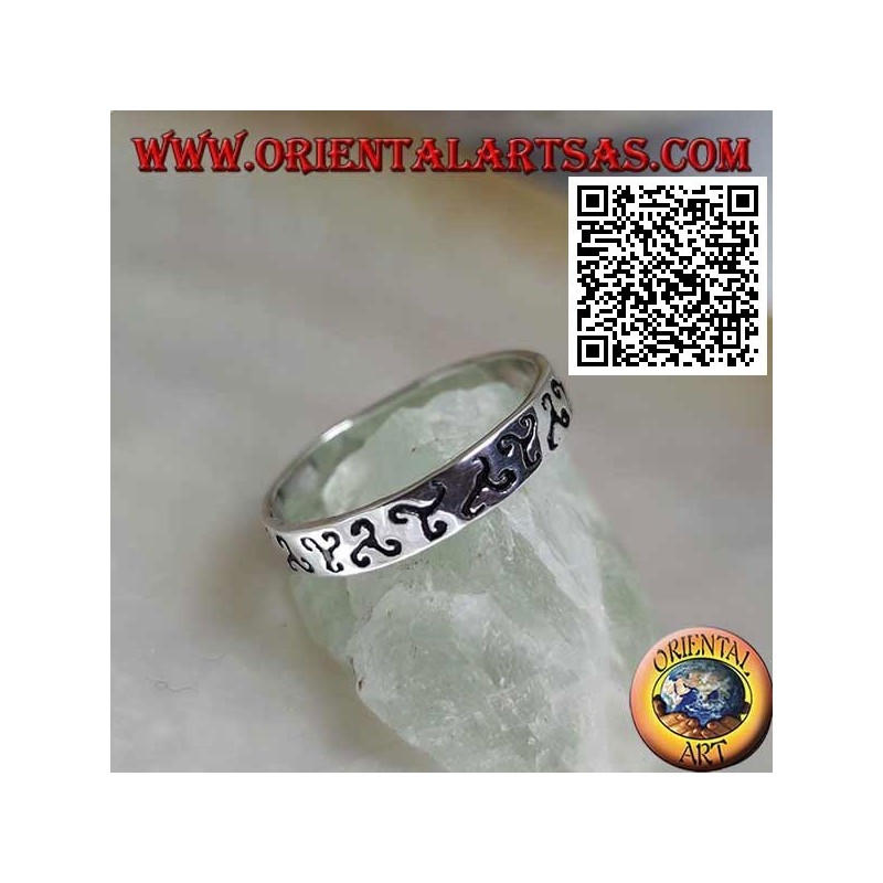 Anello in argento a fedina con triskell triscele inciso
