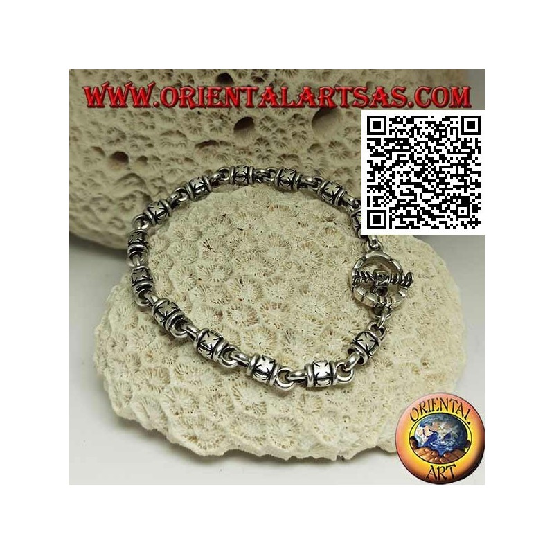 Bracciale in argento morbido a cilindri con croci di malta in rilievo alternati ad anelli e chiusura a T