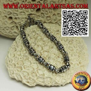 Weiches silbernes Zylinderarmband mit geprägten Malteserkreuzen im Wechsel mit Ringen und T-Verschluss