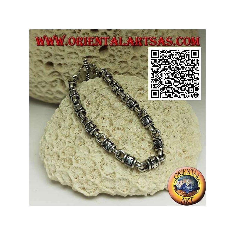 Weiches silbernes Zylinderarmband mit geprägten Malteserkreuzen im Wechsel mit Ringen und T-Verschluss