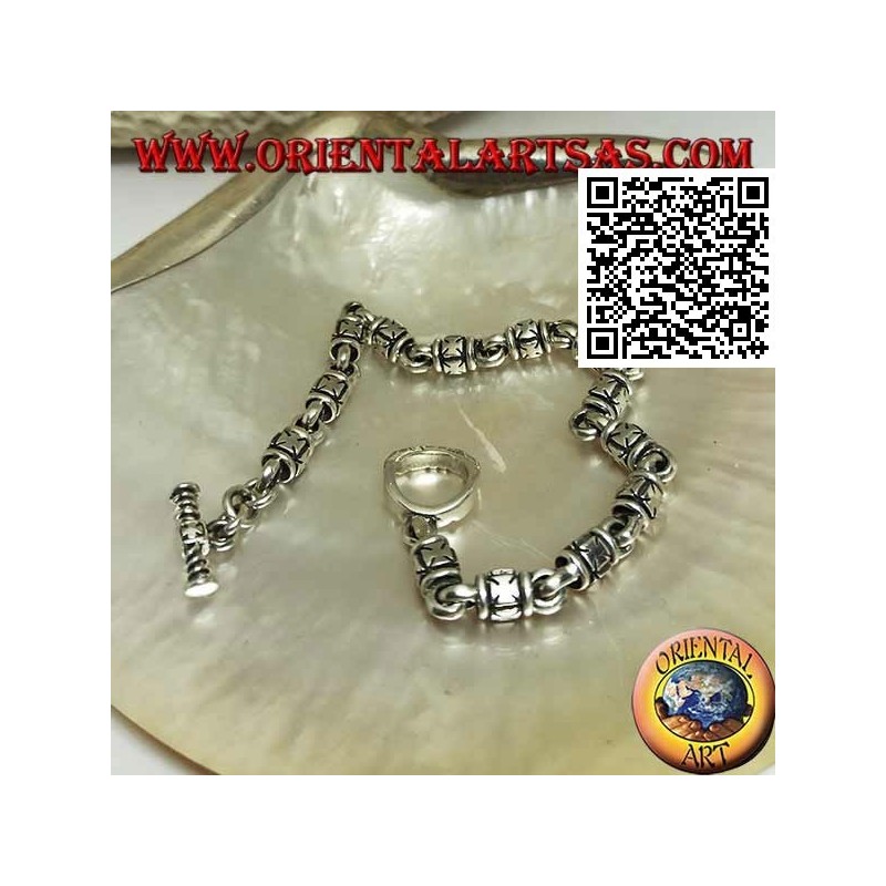 Bracelet cylindrique en argent doux avec croix maltaises gaufrées alternant avec des anneaux et un fermoir en forme de T