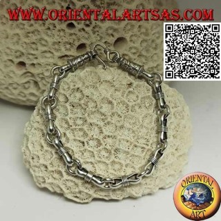 Pulsera de cadena de plata suave con anillos alternos y óvalos estrechos en el centro y cierre grabado