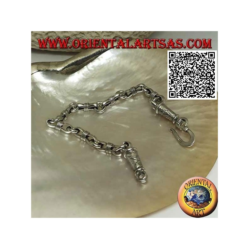 Pulsera de cadena de plata suave con anillos alternos y óvalos estrechos en el centro y cierre grabado