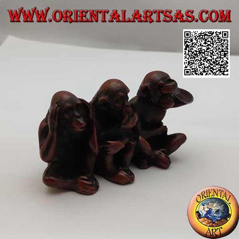 Scultura delle tre scimmie sagge rappresentanti il proverbio "non vedo, non sento e non parlo" in resina
