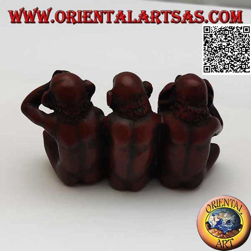 Scultura delle tre scimmie sagge rappresentanti il proverbio "non vedo, non sento e non parlo" in resina
