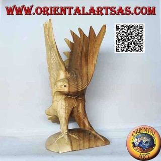 Escultura del águila real con alas desplegadas de pie en madera de suar de 23 cm