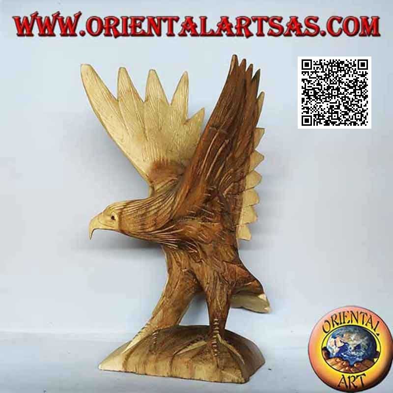 Escultura del águila real con alas desplegadas de pie en madera de suar de 23 cm