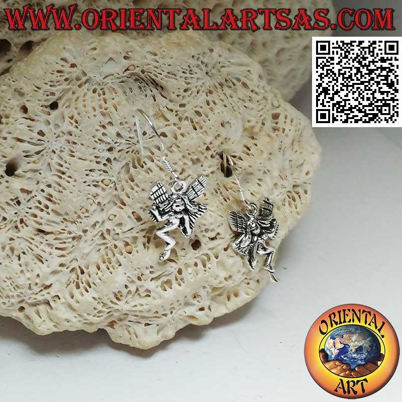 Orecchini in argento con fatina in posa a tre quarti pendente