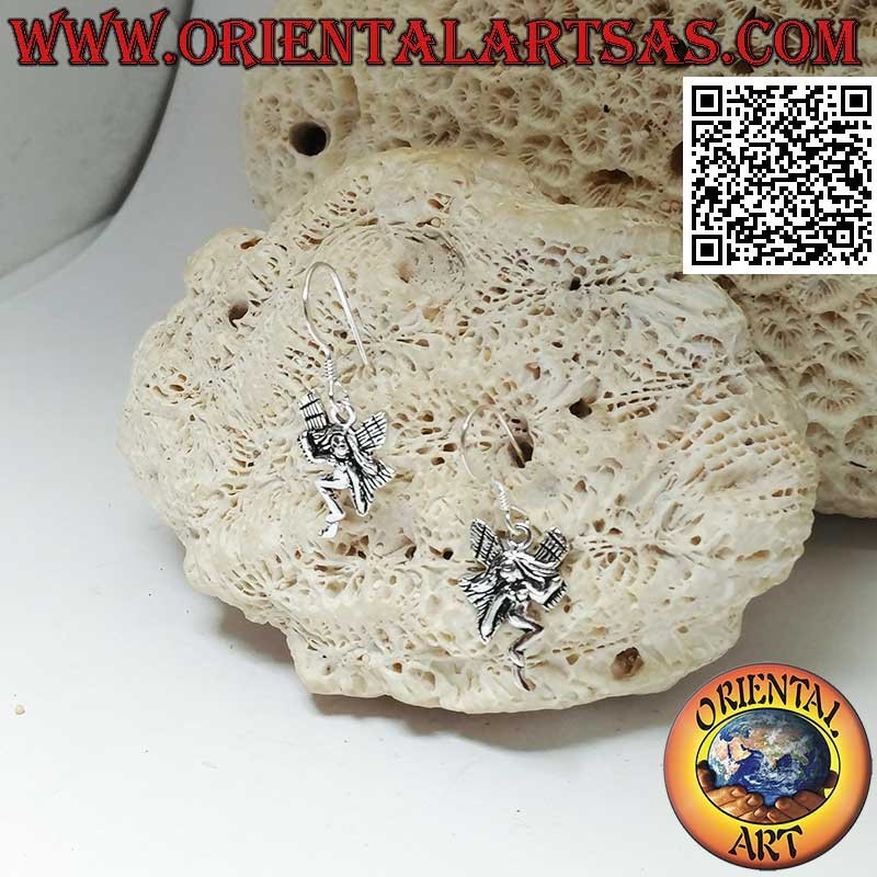 Pendientes de plata con colgante de hada en pose de tres cuartos