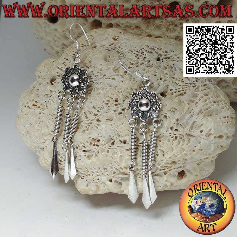 Boucles d'oreilles en argent avec marguerite brodée et trois pendentifs