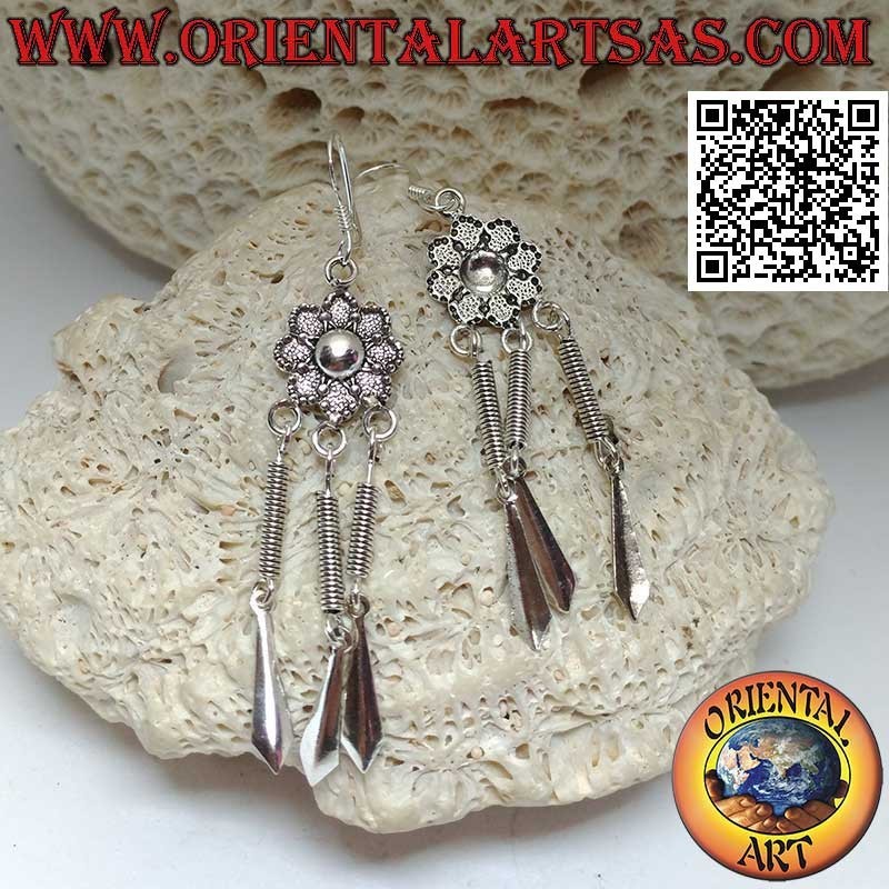 Boucles d'oreilles en argent avec marguerite brodée et trois pendentifs