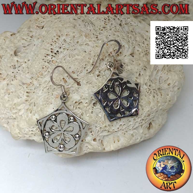 Boucles d'oreilles pendantes en argent avec fleur lisse à cinq pétales dans le cercle et le pentagone