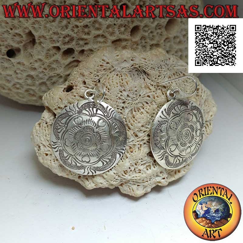 Orecchini in argento pendenti a scudo con incisioni floreali e con cuori in stile Karen