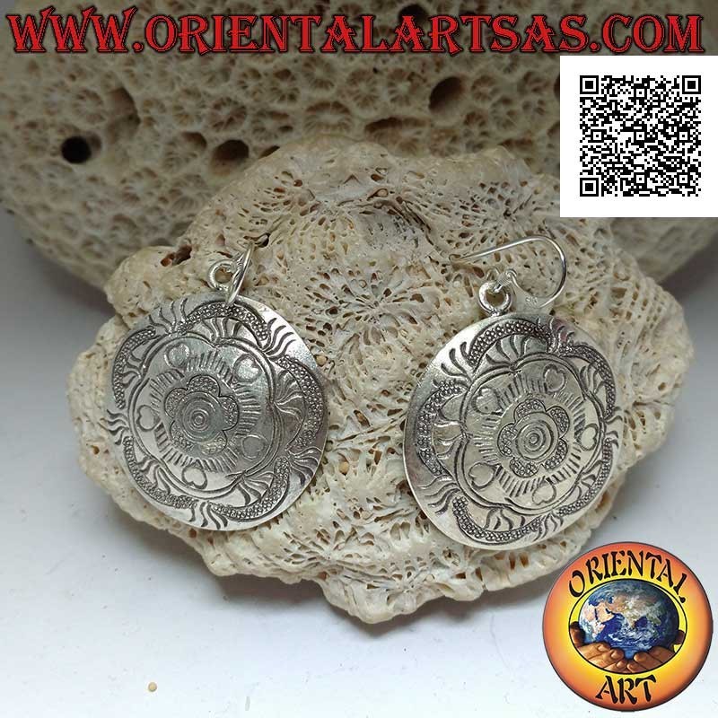 Pendientes escudo colgante de plata con grabados florales y corazones estilo Karen