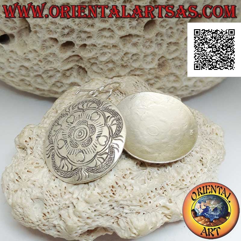 Pendientes escudo colgante de plata con grabados florales y corazones estilo Karen