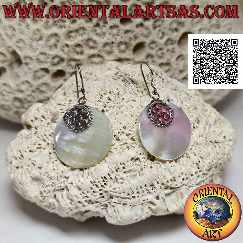 Boucles d'oreilles en argent avec pendentif plat rond en nacre attaché à une fleur à six pétales