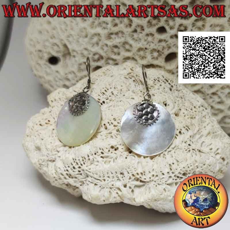 Boucles d'oreilles en argent avec pendentif plat rond en nacre attaché à une fleur à six pétales