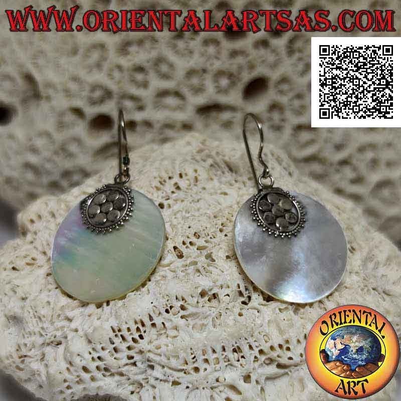 Boucles d'oreilles en argent avec pendentif plat rond en nacre attaché à une fleur à six pétales