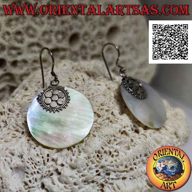 Boucles d'oreilles en argent avec pendentif plat rond en nacre attaché à une fleur à six pétales