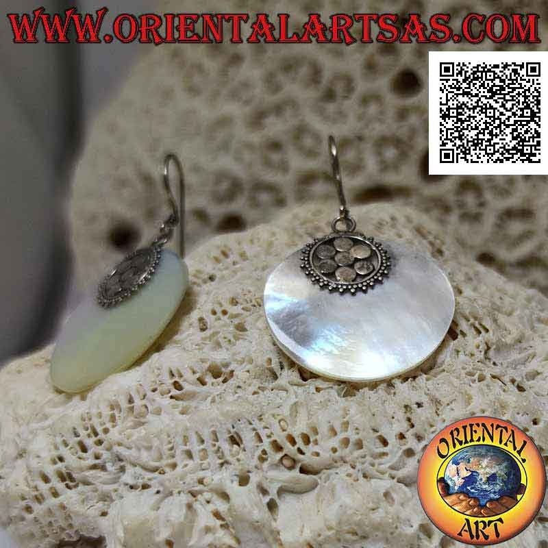 Orecchini in argento con madreperla piatta tonda pendente agganciata da un fiore a sei petali