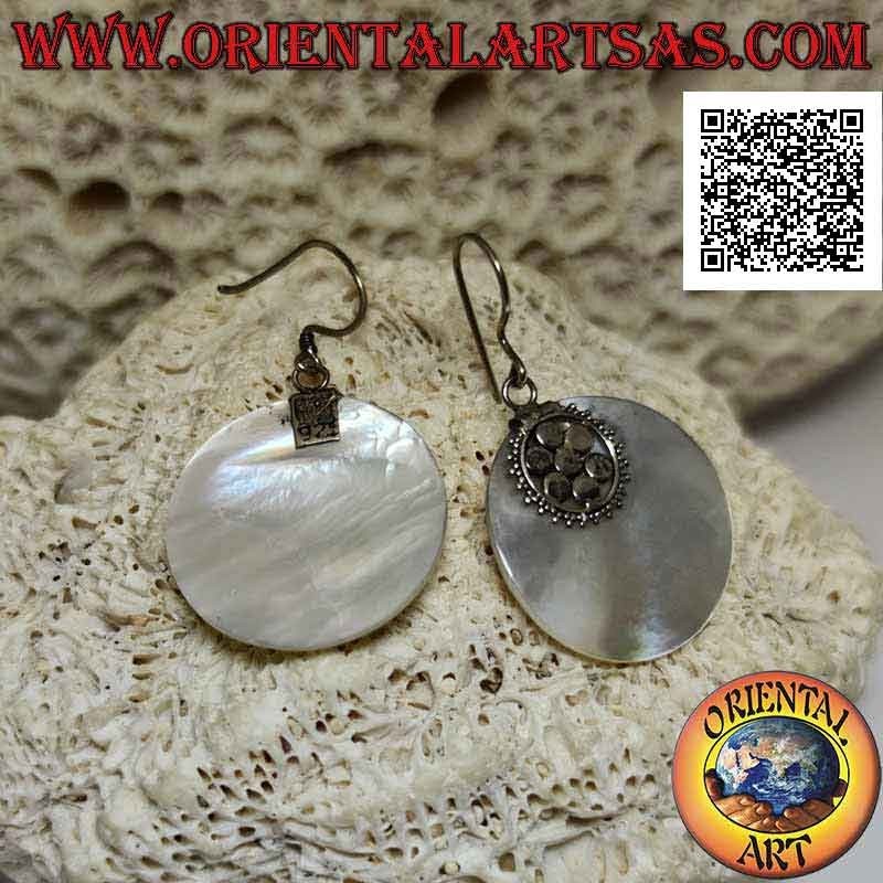 Orecchini in argento con madreperla piatta tonda pendente agganciata da un fiore a sei petali