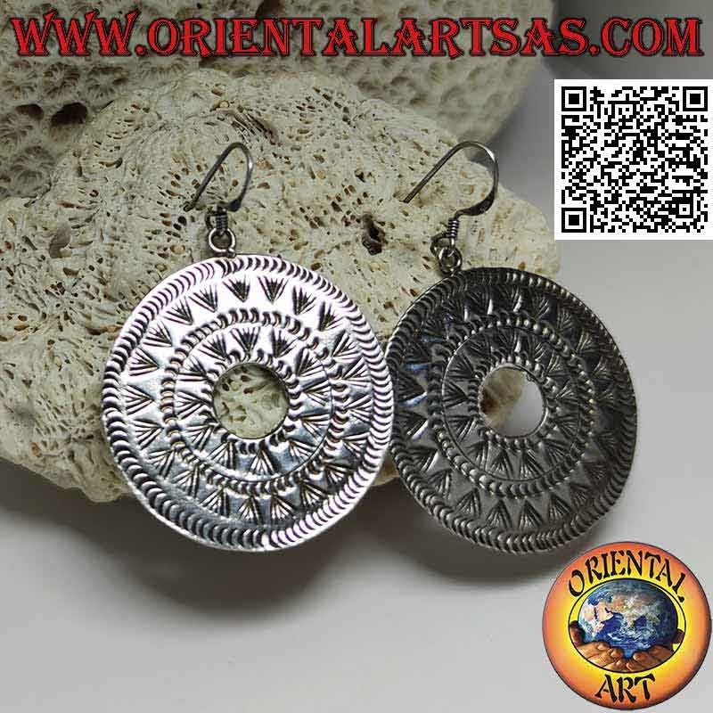 Pendientes de plata con colgante de roseta étnica grabada