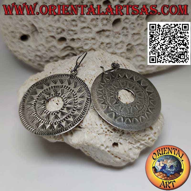 Pendientes de plata con colgante de roseta étnica grabada