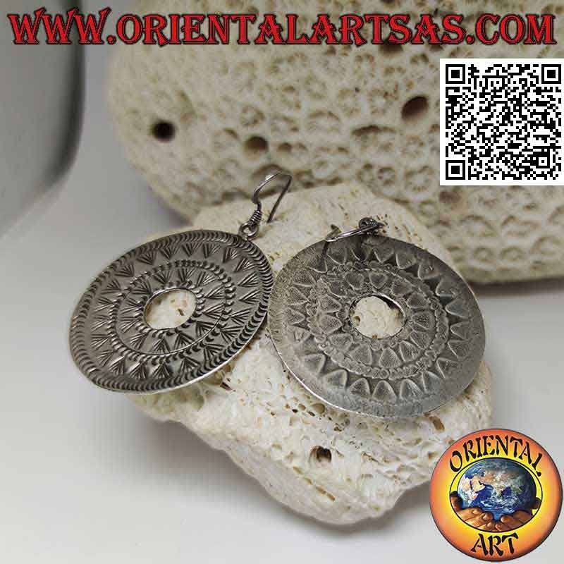 Boucles d'oreilles en argent avec pendentif rosace ethnique gravé