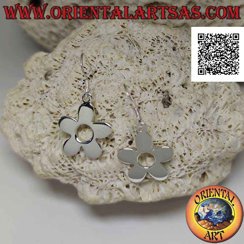 Orecchini in argento pendenti con fiore liscio a cinque petali e forato al centro