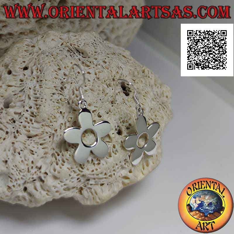 Boucles d'oreilles pendantes en argent avec fleur lisse à cinq pétales et perforée au centre