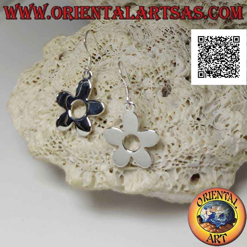 Boucles d'oreilles pendantes en argent avec fleur lisse à cinq pétales et perforée au centre