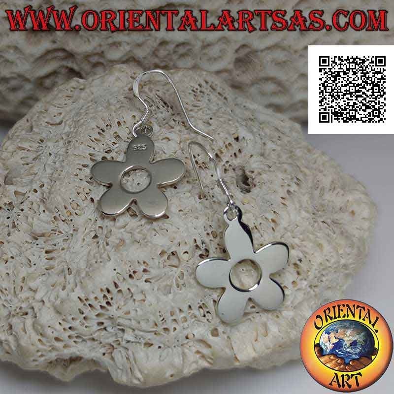 Orecchini in argento pendenti con fiore liscio a cinque petali e forato al centro