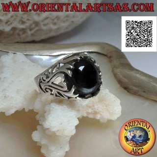 Anello in argento con onice ovale cabochon e cuore e decorazioni floreali traforate sui lati