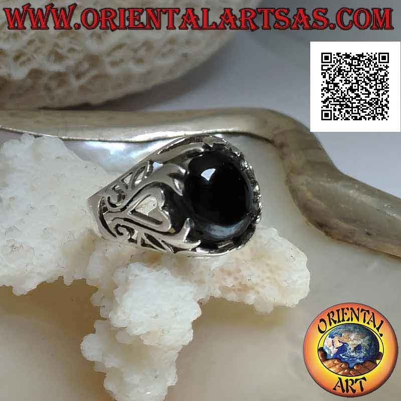 Anello in argento con onice ovale cabochon e cuore e decorazioni floreali traforate sui lati
