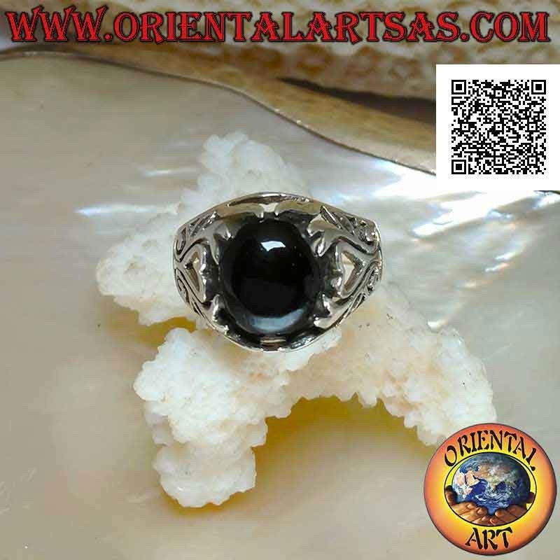 Bague en argent avec cabochon ovale onyx et coeur et décorations florales ajourées sur les côtés