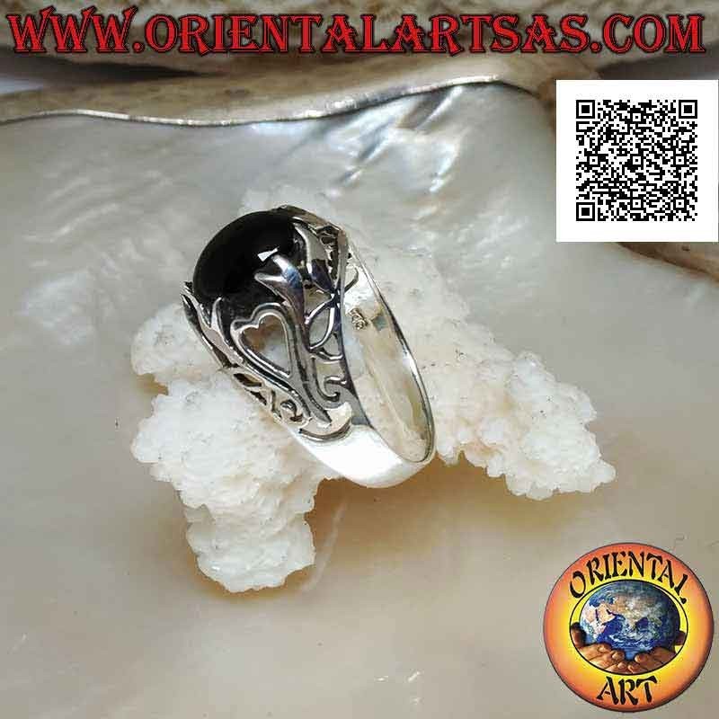 Bague en argent avec cabochon ovale onyx et coeur et décorations florales ajourées sur les côtés