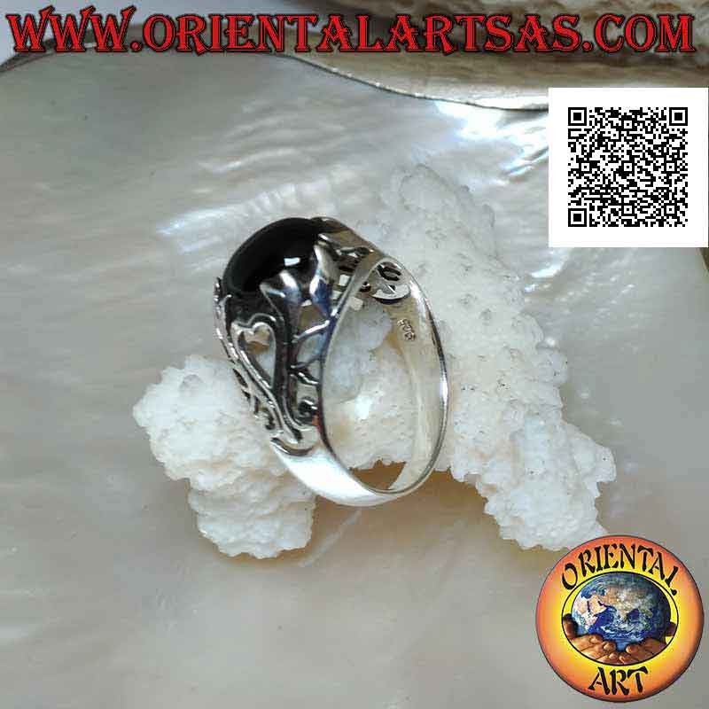 Anillo de plata con ónix cabujón ovalado y corazón y adornos florales calados en los laterales