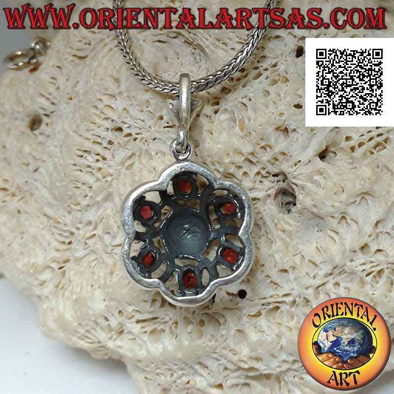 Colgante de plata con cúpula hexagonal tachonada de marcasita con seis granates naturales engastados