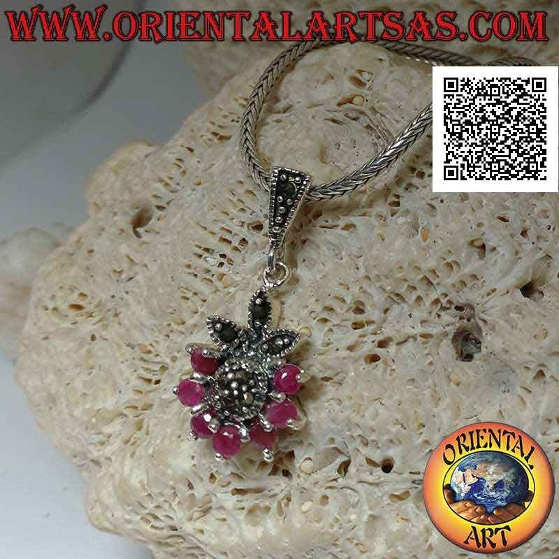 Colgante de plata, flor de seis rubíes naturales en semicírculo y pétalos y centro de marcasita