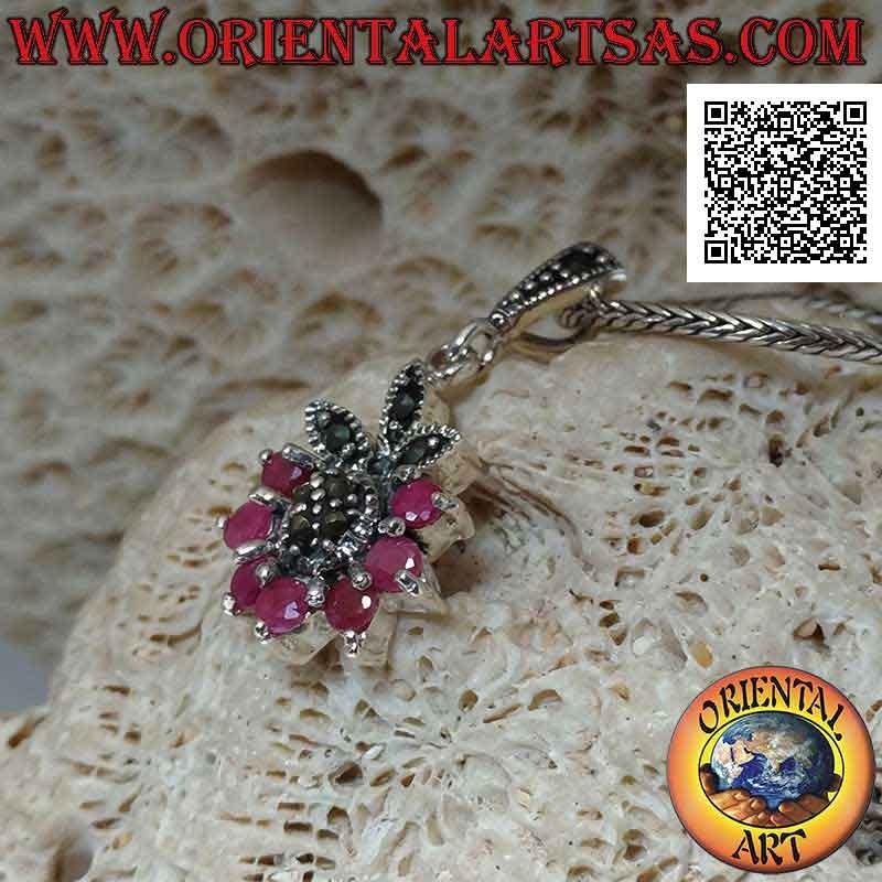 Pendentif en argent, fleur de six rubis naturels sertis en demi-cercle et pétales et centre de marcassite
