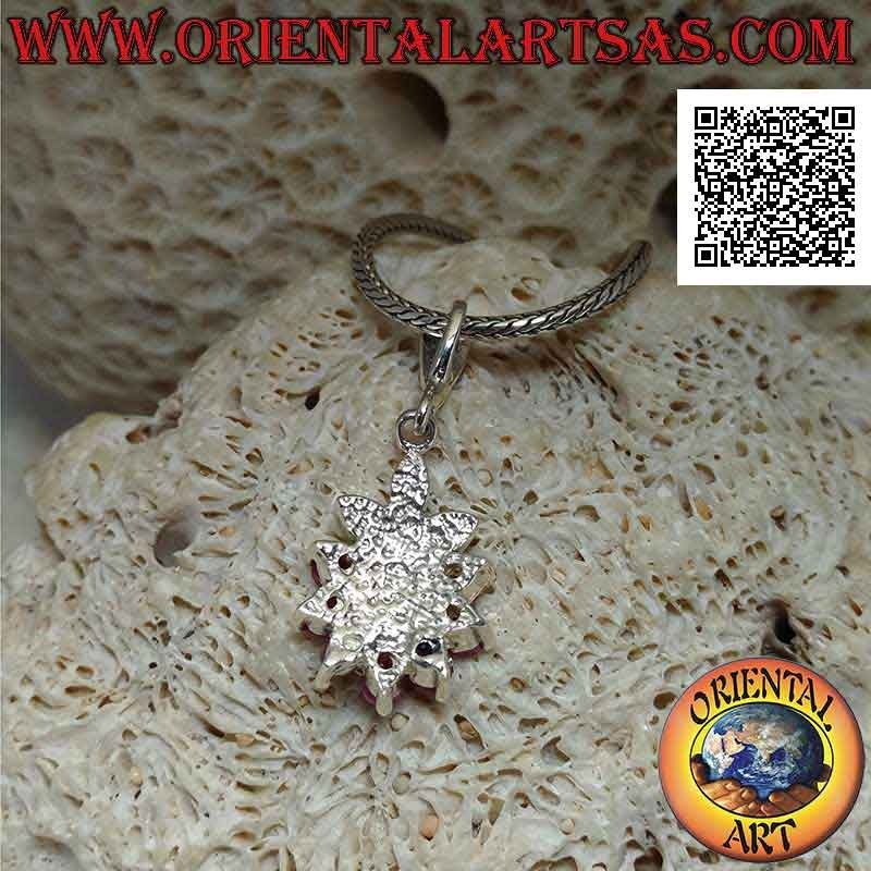 Colgante de plata, flor de seis rubíes naturales en semicírculo y pétalos y centro de marcasita