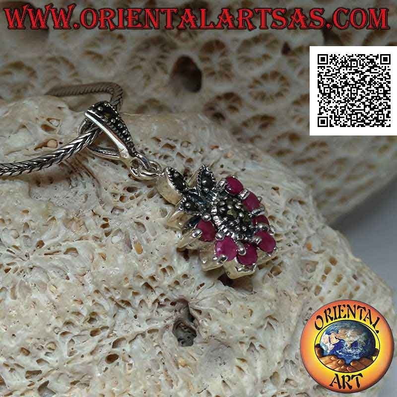 Colgante de plata, flor de seis rubíes naturales en semicírculo y pétalos y centro de marcasita