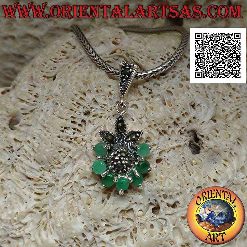 Colgante de plata, flor de seis esmeraldas naturales en semicírculo y pétalos y centro de marcasita