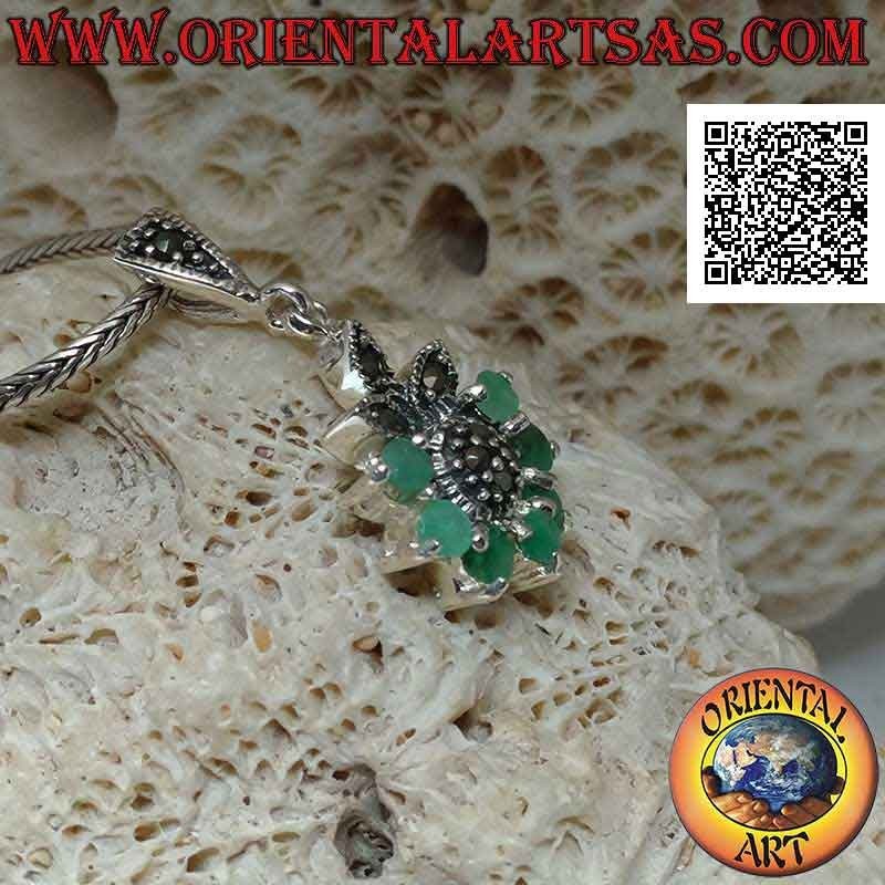 Colgante de plata, flor de seis esmeraldas naturales en semicírculo y pétalos y centro de marcasita