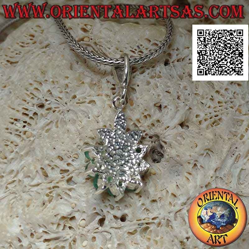 Pendentif en argent, fleur de six émeraudes naturelles sertie dans un demi-cercle et pétales et centre de marcassite