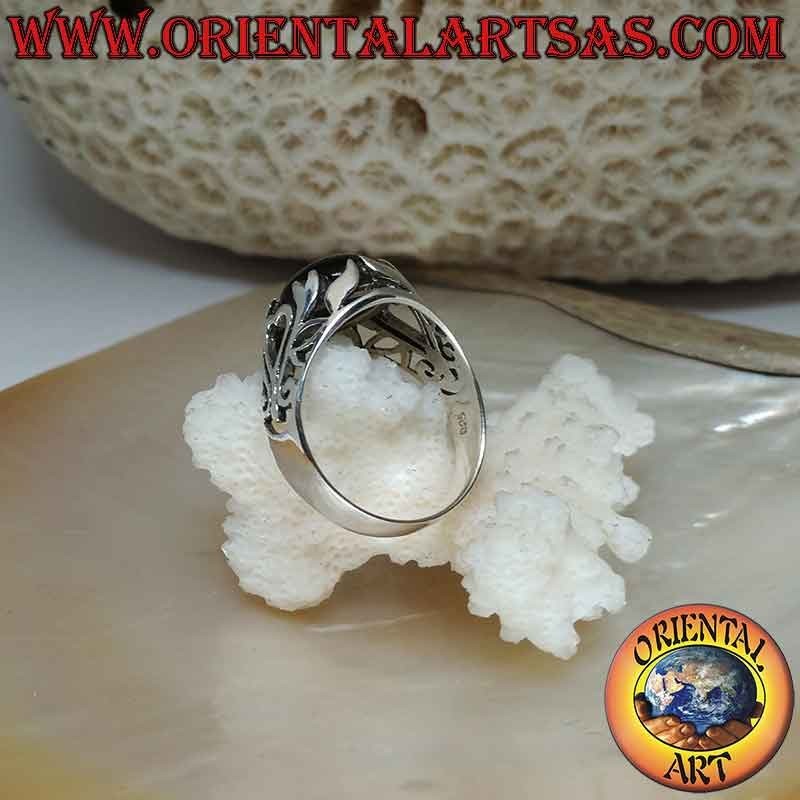 Silberring mit ovalem Cabochon-Onyx und Herz und durchbrochenen Blumendekorationen an den Seiten