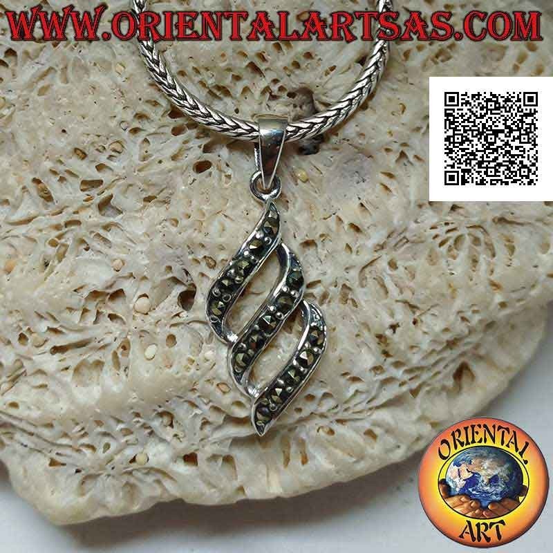 Pendentif en argent avec trois lignes obliques parallèles de marcassite légèrement arrondie