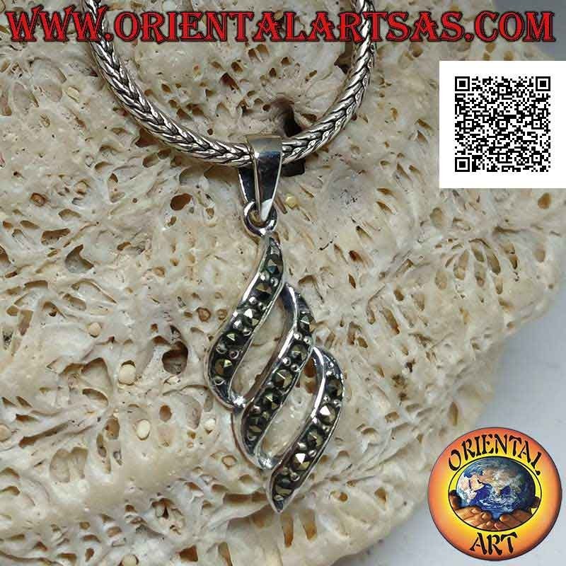 Pendentif en argent avec trois lignes obliques parallèles de marcassite légèrement arrondie