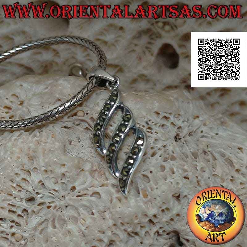 Ciondolo in argento con tre linee oblique parallele di marcassite leggermente bombate